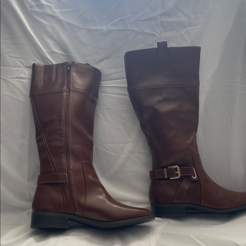 Elegant brown faux leather boots